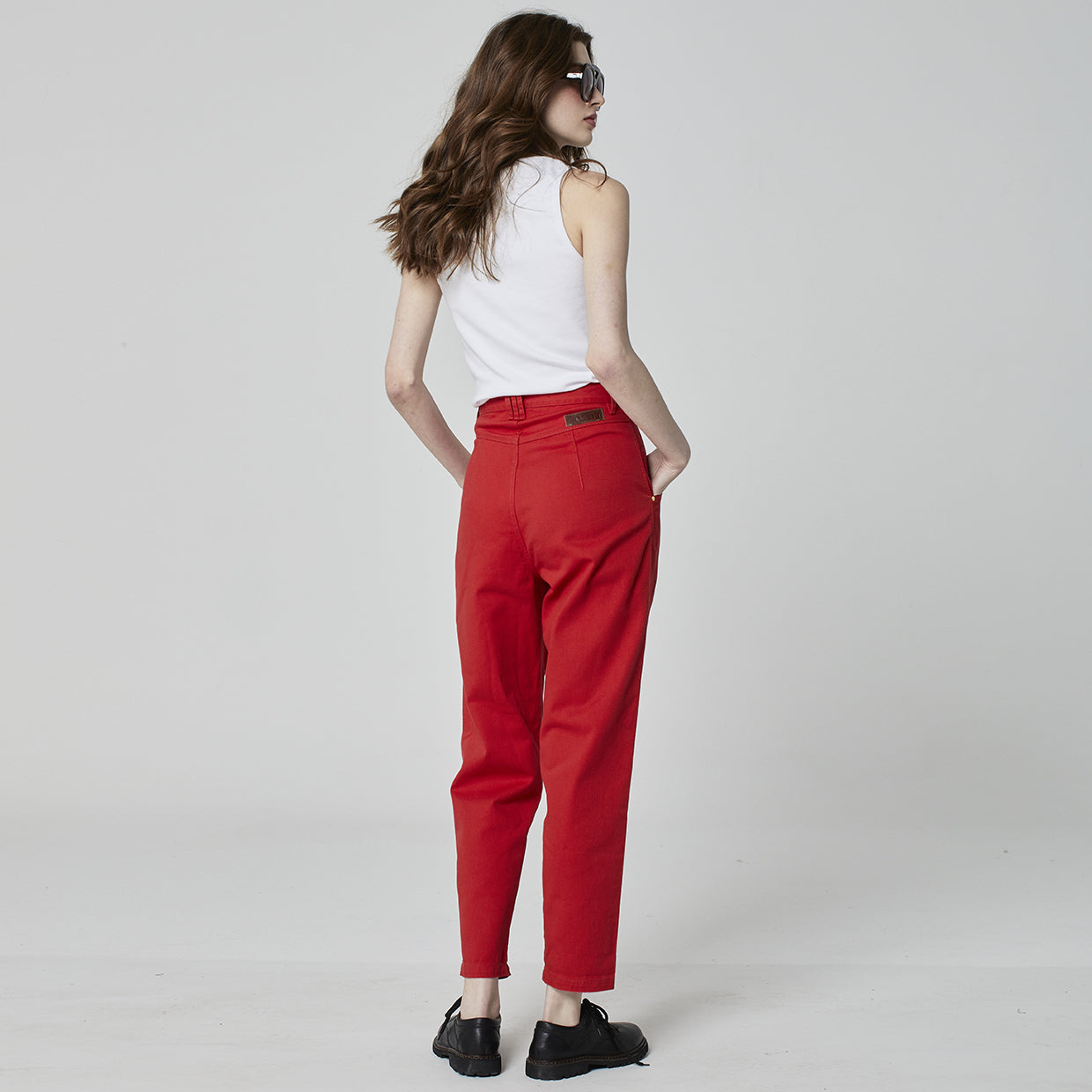 CALÇA PREGAS SARJA VERMELHA