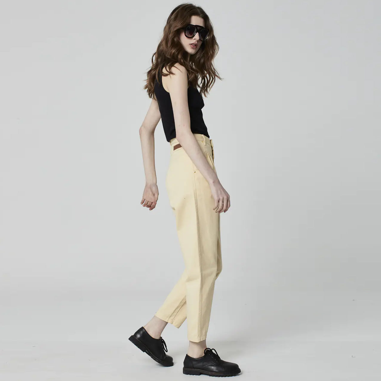 CALÇA PREGAS SARJA VANILA