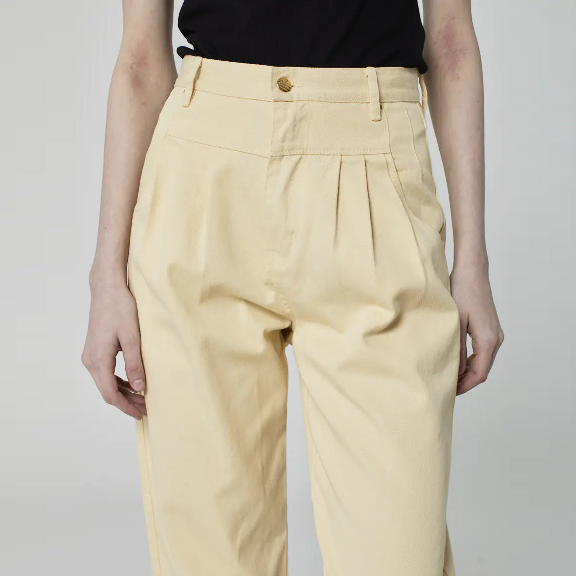 CALÇA PREGAS SARJA VANILA