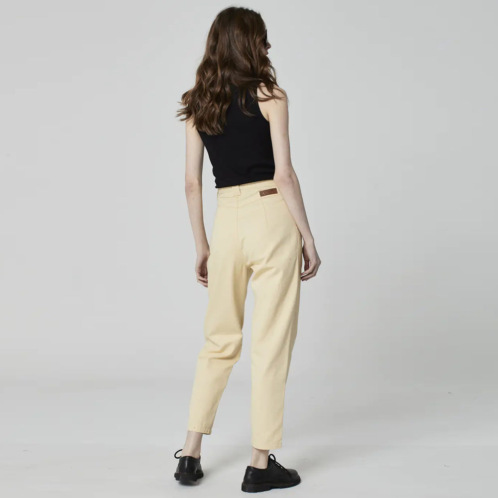 CALÇA PREGAS SARJA VANILA