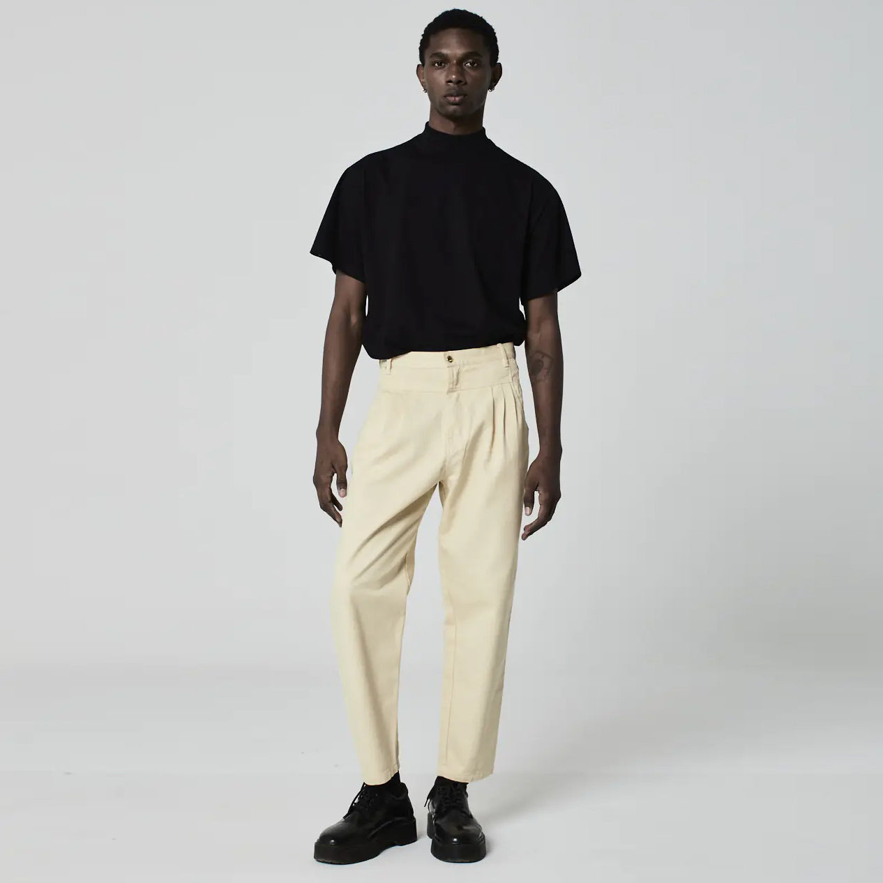 CALÇA PREGAS SARJA VANILA