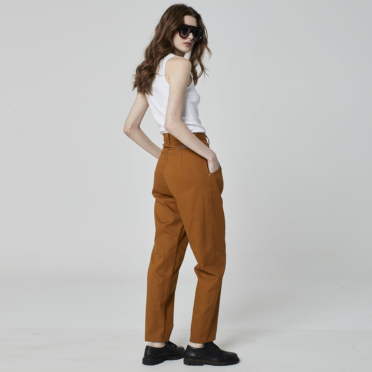 CALÇA PREGAS SARJA OCRE