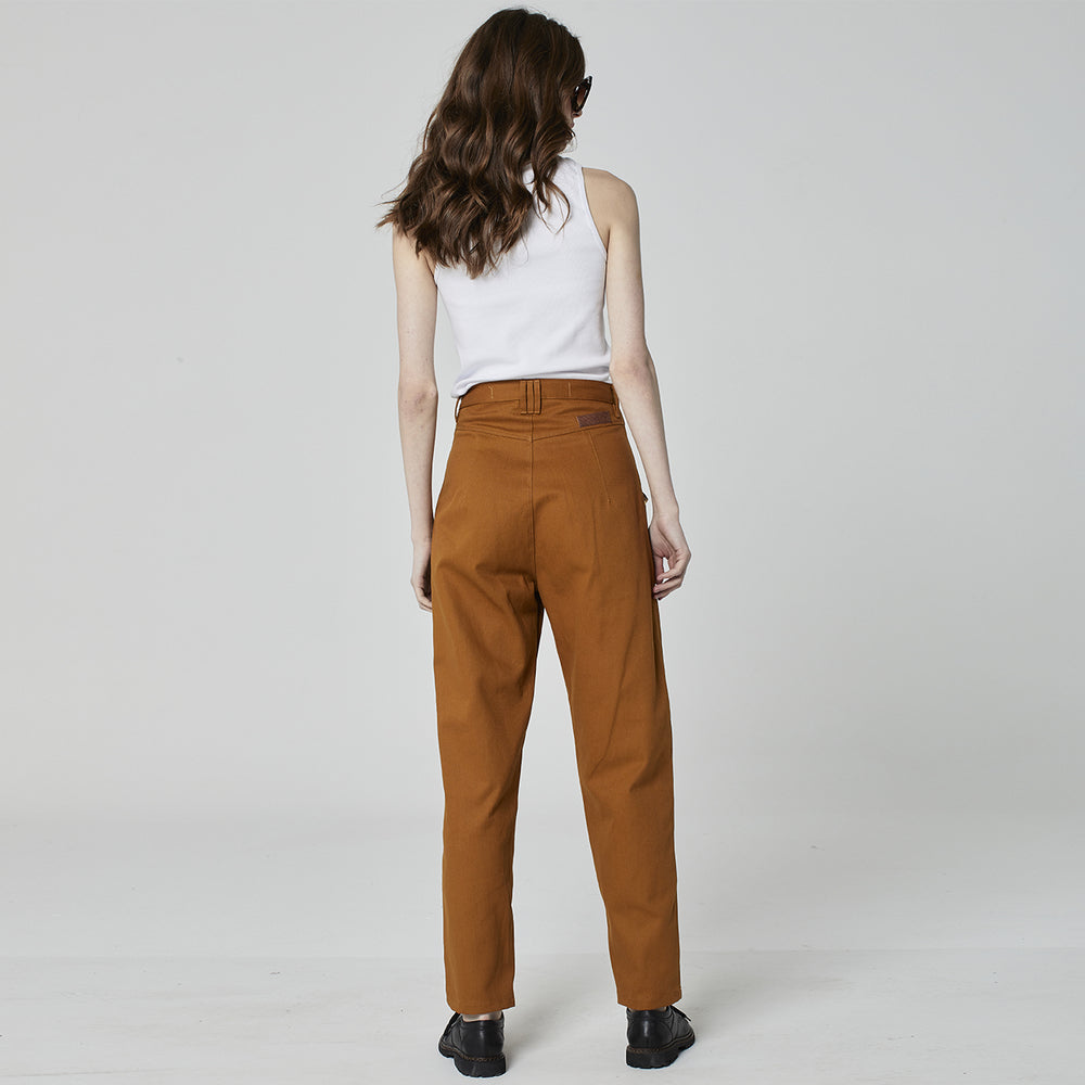 CALÇA PREGAS SARJA OCRE