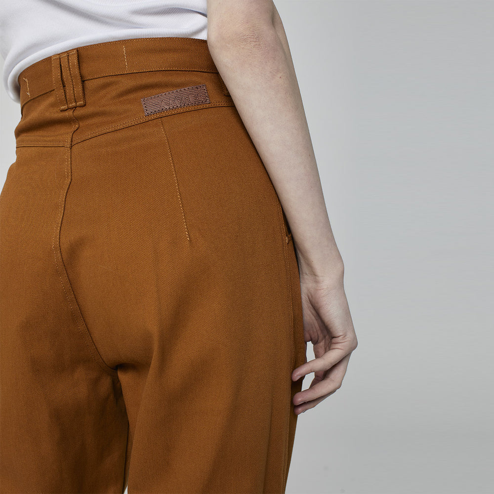 CALÇA PREGAS SARJA OCRE