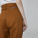 CALÇA PREGAS SARJA OCRE