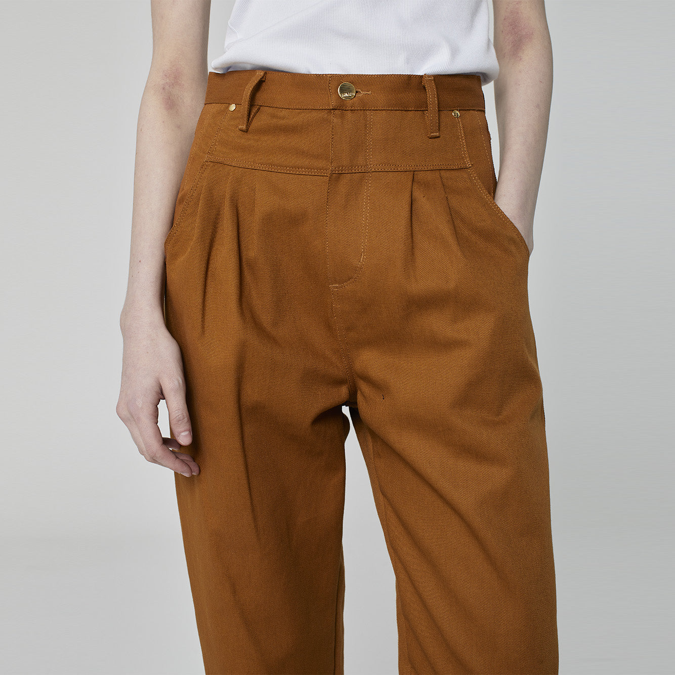 CALÇA PREGAS SARJA OCRE