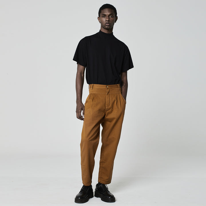 CALÇA PREGAS SARJA OCRE