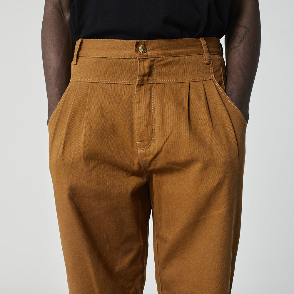 CALÇA PREGAS SARJA OCRE