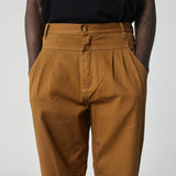 CALÇA PREGAS SARJA OCRE