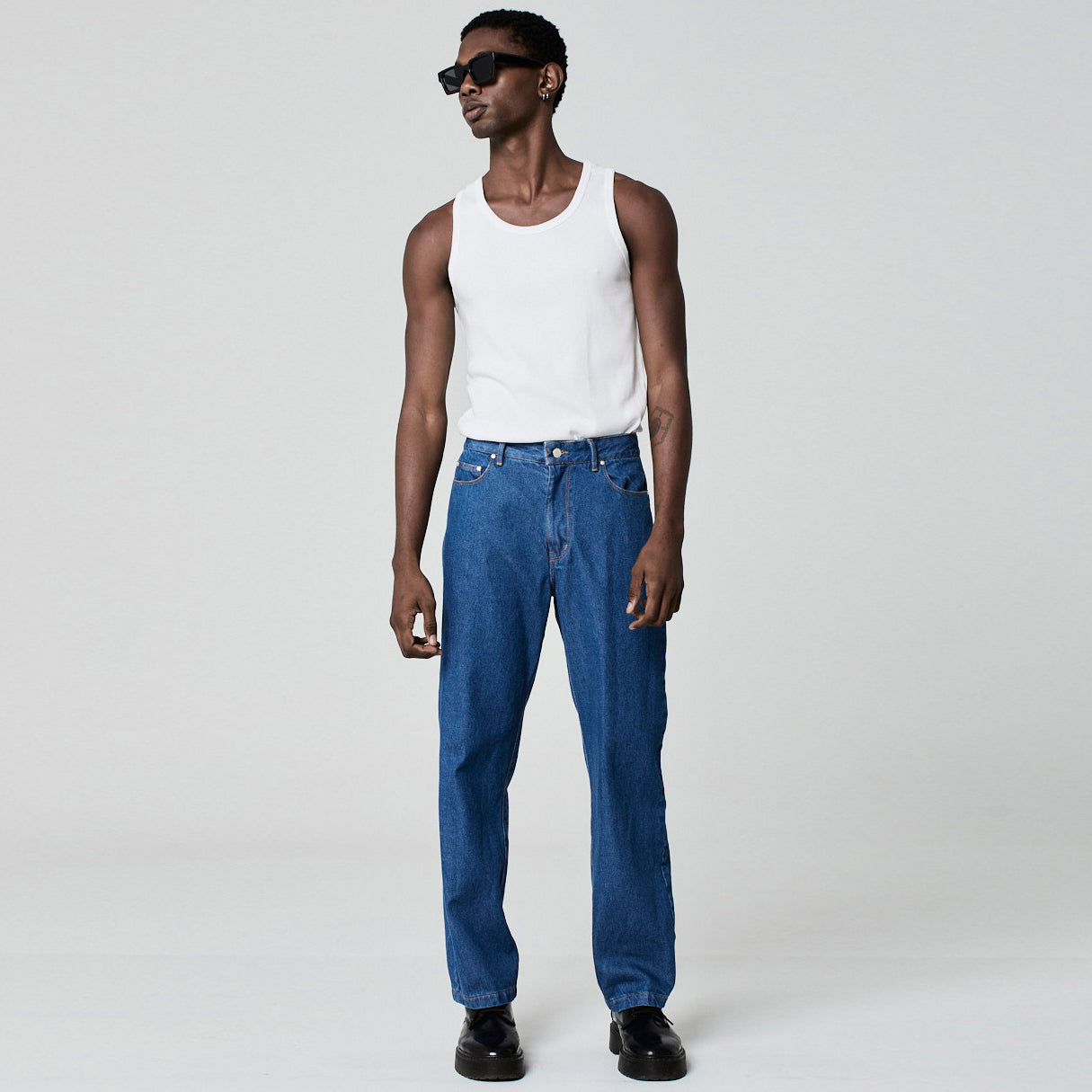 CALÇA RETA JEANS AZUL MÉDIO