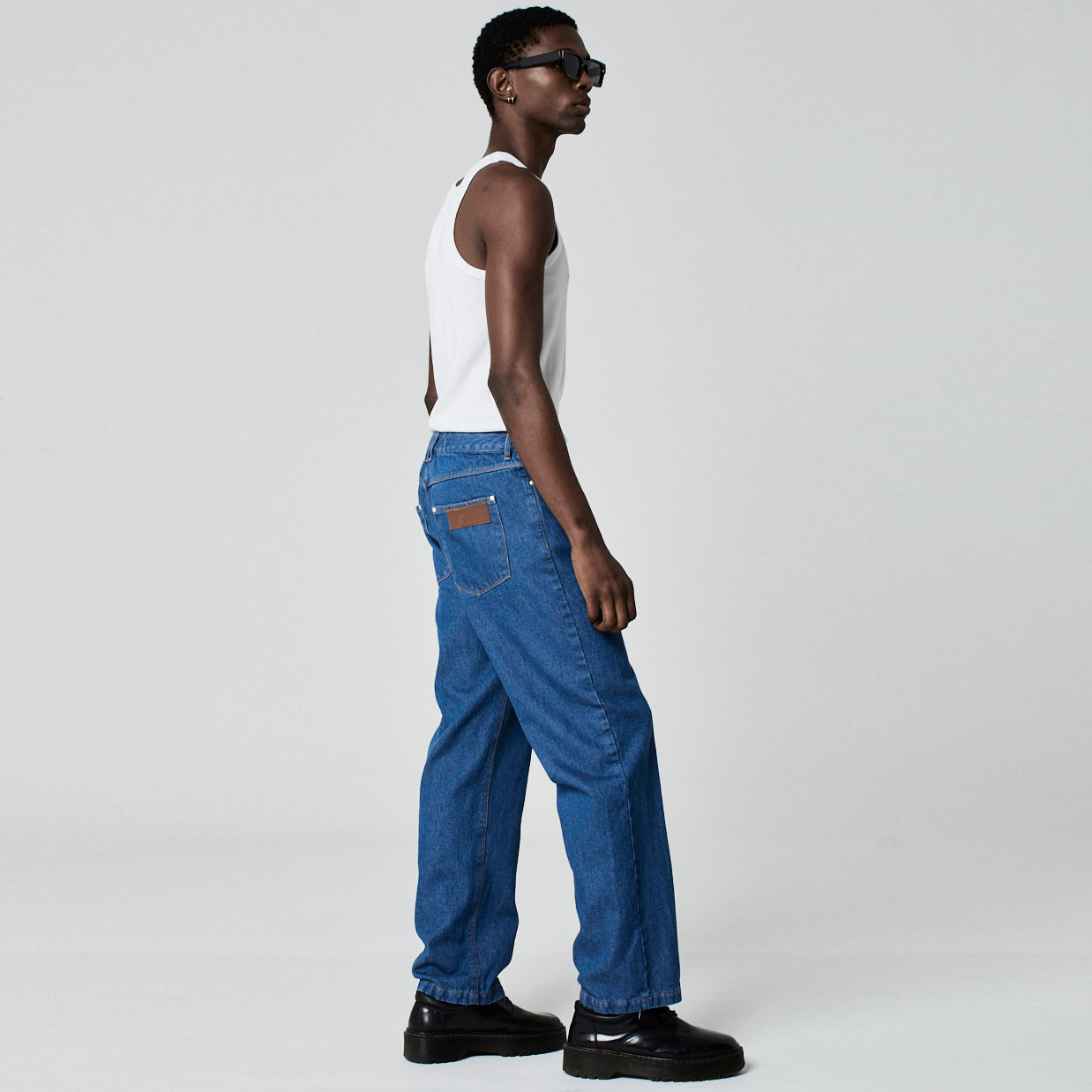 CALÇA RETA JEANS AZUL MÉDIO