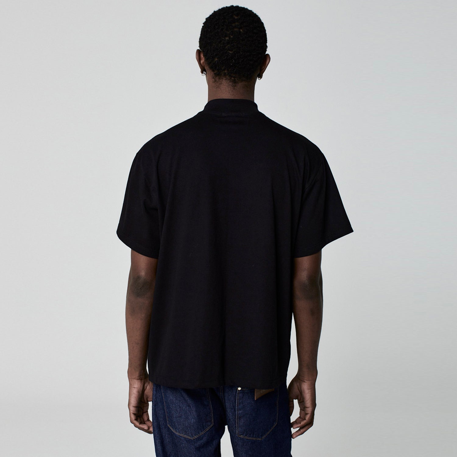 CAMISETA OVERSIZED GOLA ALTA PRETA