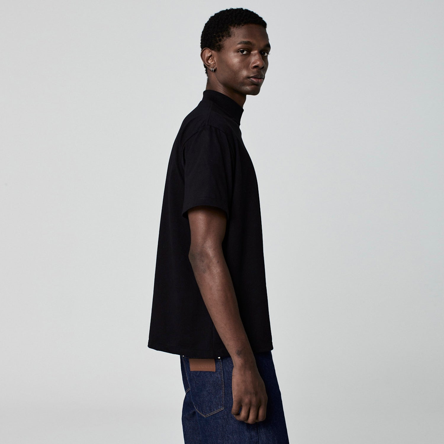 CAMISETA OVERSIZED GOLA ALTA PRETA
