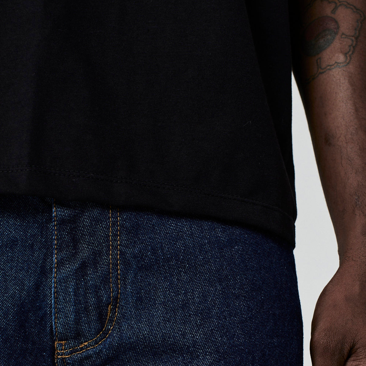 CAMISETA OVERSIZED GOLA ALTA PRETA